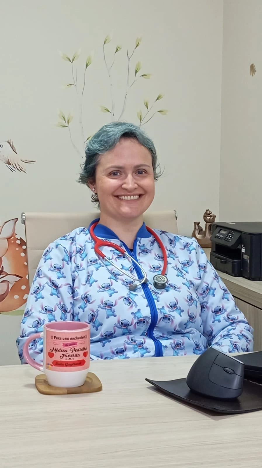 Dra. Leda usando jaleco e estetoscópio no consultório